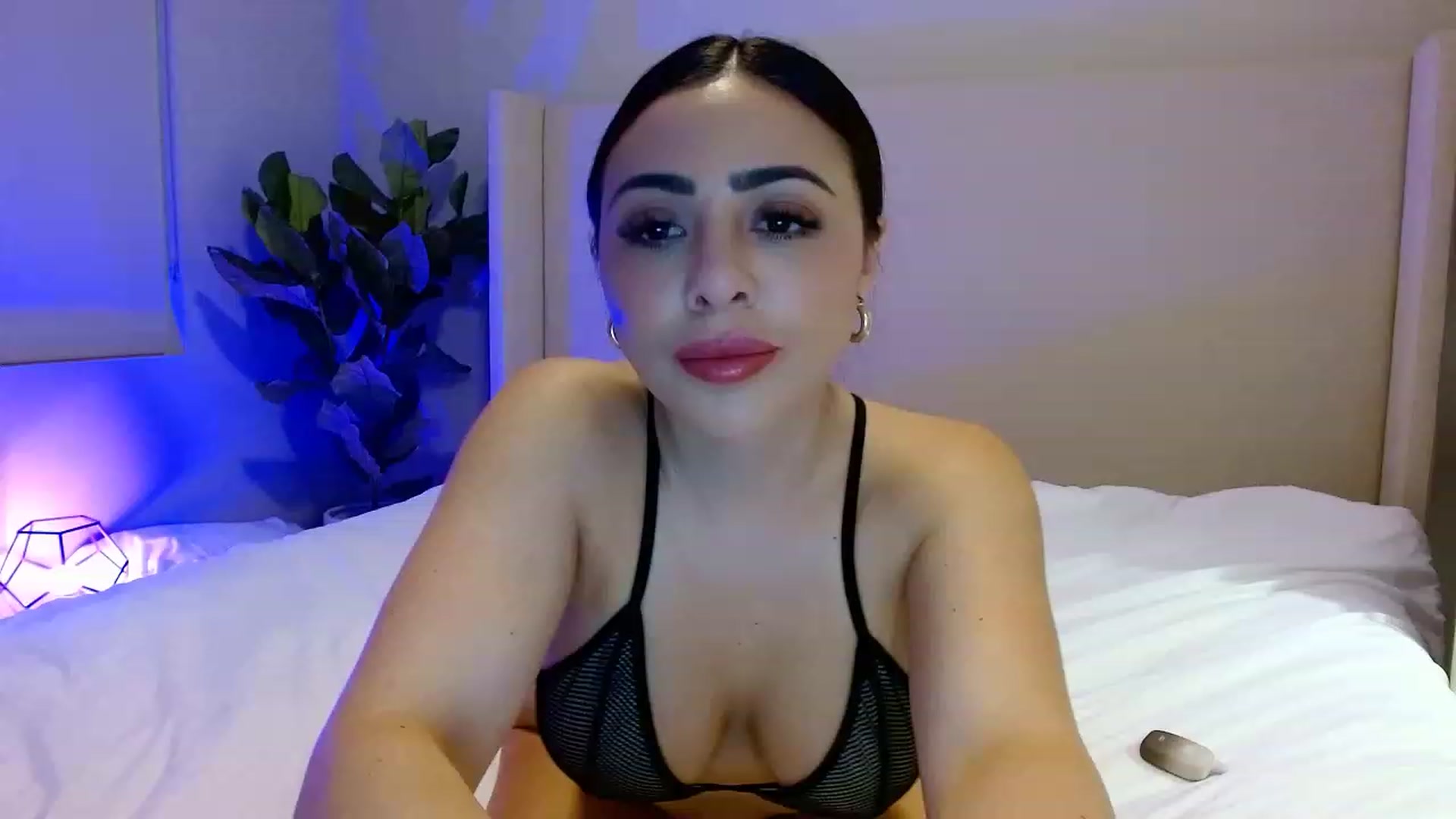 Gallery image thumbnail from Oliviabankss's myfreecams stream on, 02/03/2023, 08:05 image 3 of 20