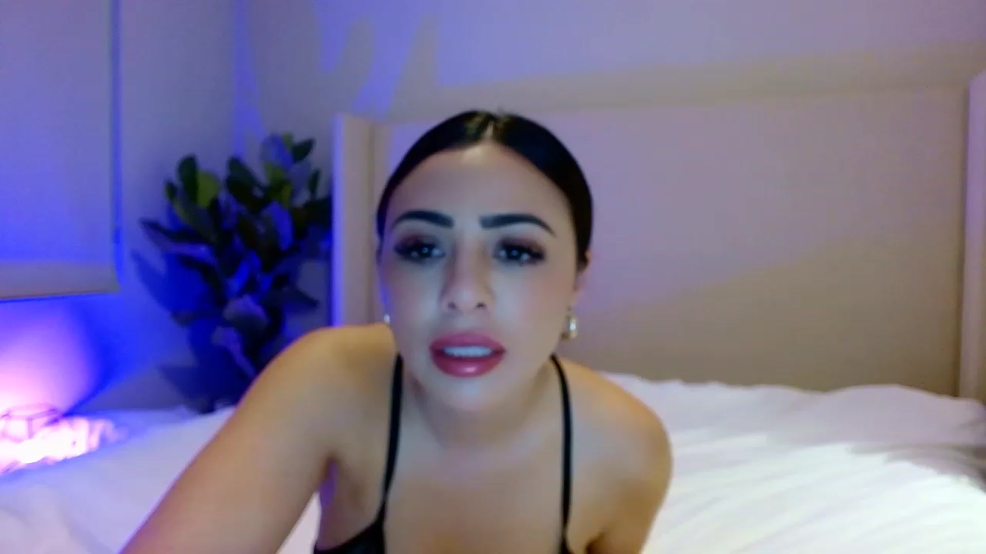Gallery image thumbnail from Oliviabankss's myfreecams stream on, 02/03/2023, 08:05 image 20 of 20