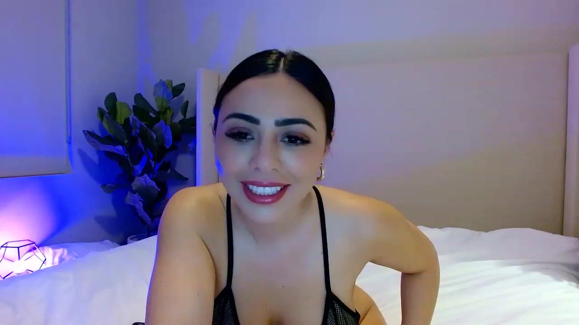 Gallery image thumbnail from Oliviabankss's myfreecams stream on, 02/03/2023, 08:22 image 16 of 20