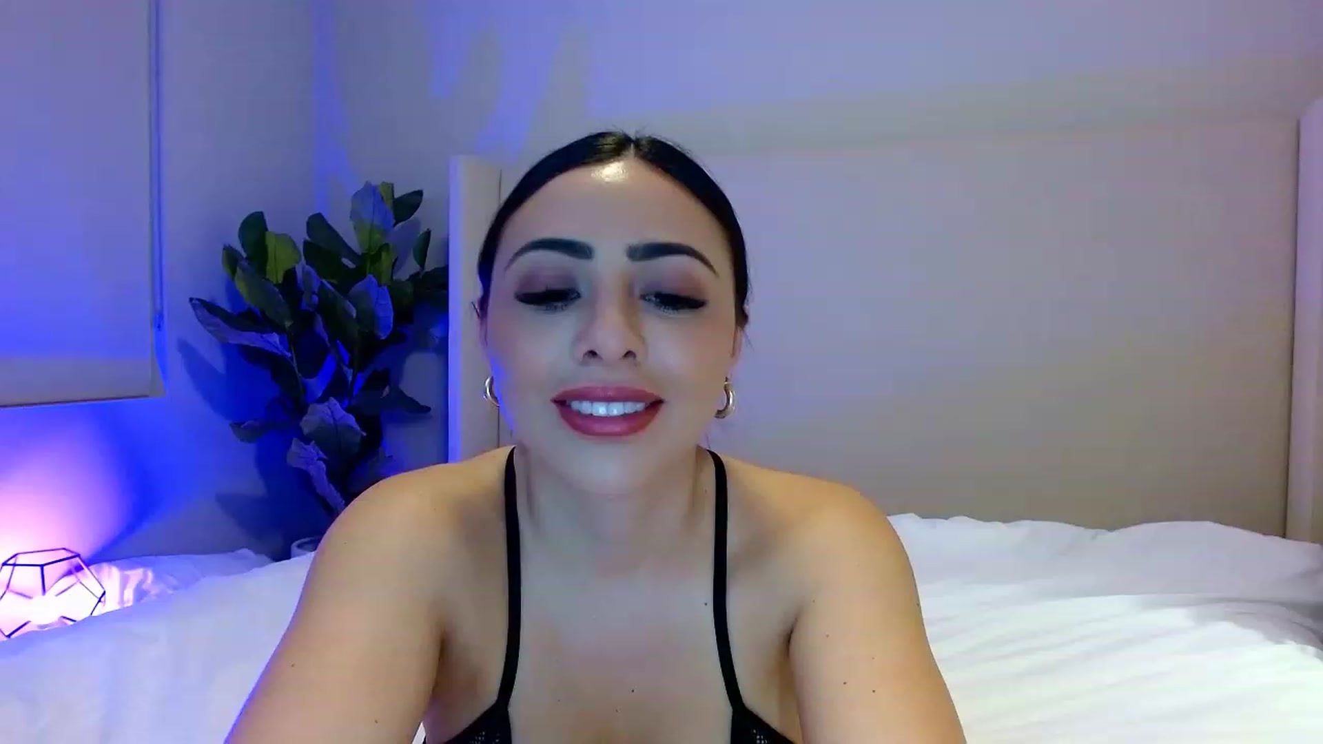 Gallery image thumbnail from Oliviabankss's myfreecams stream on, 02/03/2023, 08:22 image 14 of 20