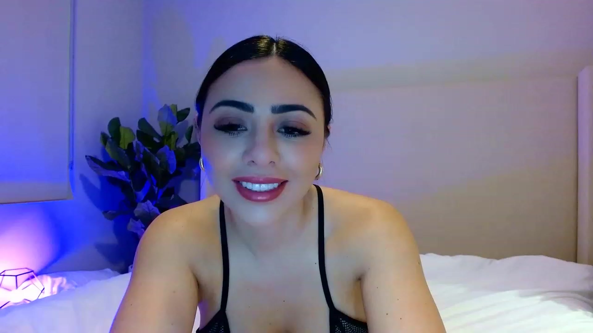 Gallery image thumbnail from Oliviabankss's myfreecams stream on, 02/03/2023, 08:22 image 10 of 20
