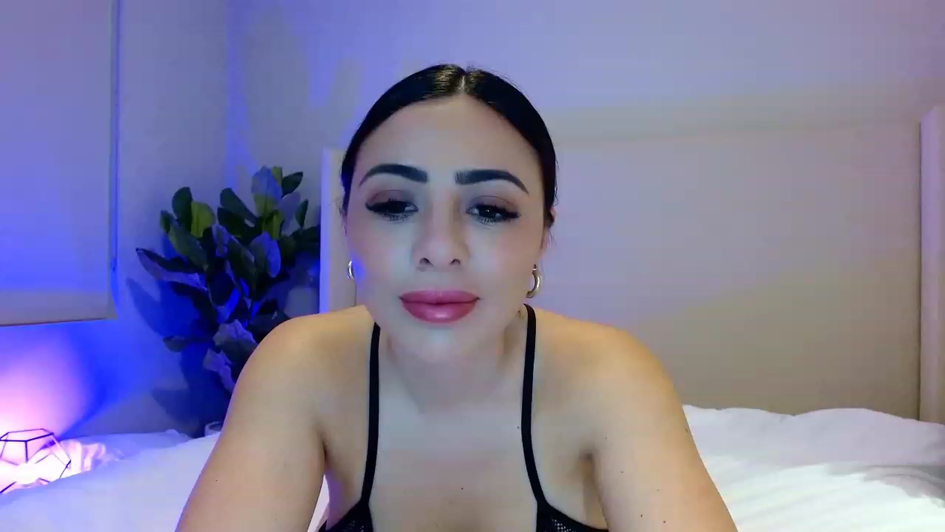 Gallery image thumbnail from Oliviabankss's myfreecams stream on, 02/03/2023, 08:22 image 9 of 20