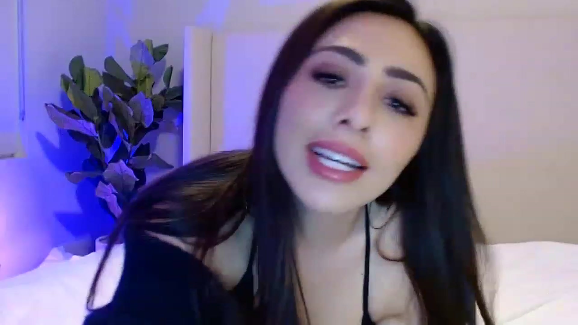 Gallery image thumbnail from Oliviabankss's myfreecams stream on, 02/05/2023, 08:06 image 6 of 20