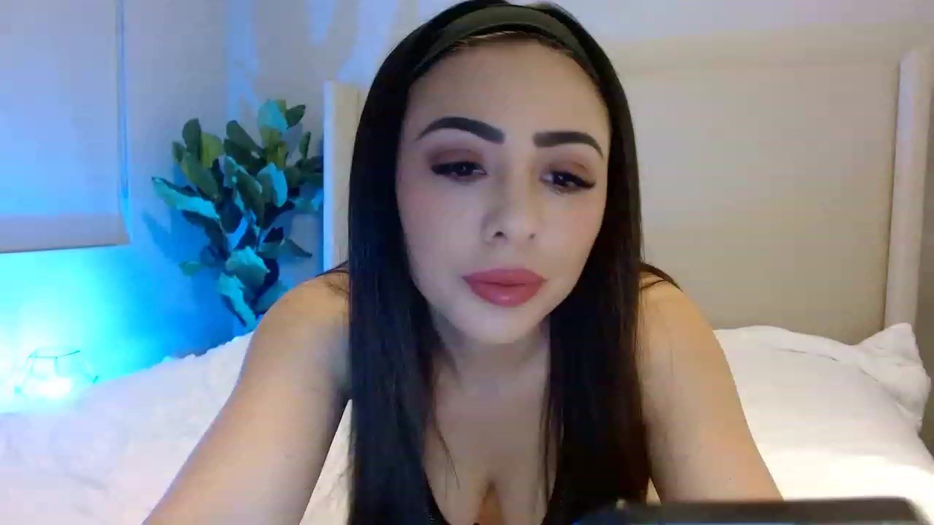 Gallery image thumbnail from Oliviabankss's myfreecams stream on, 02/08/2023, 02:37 image 1 of 20