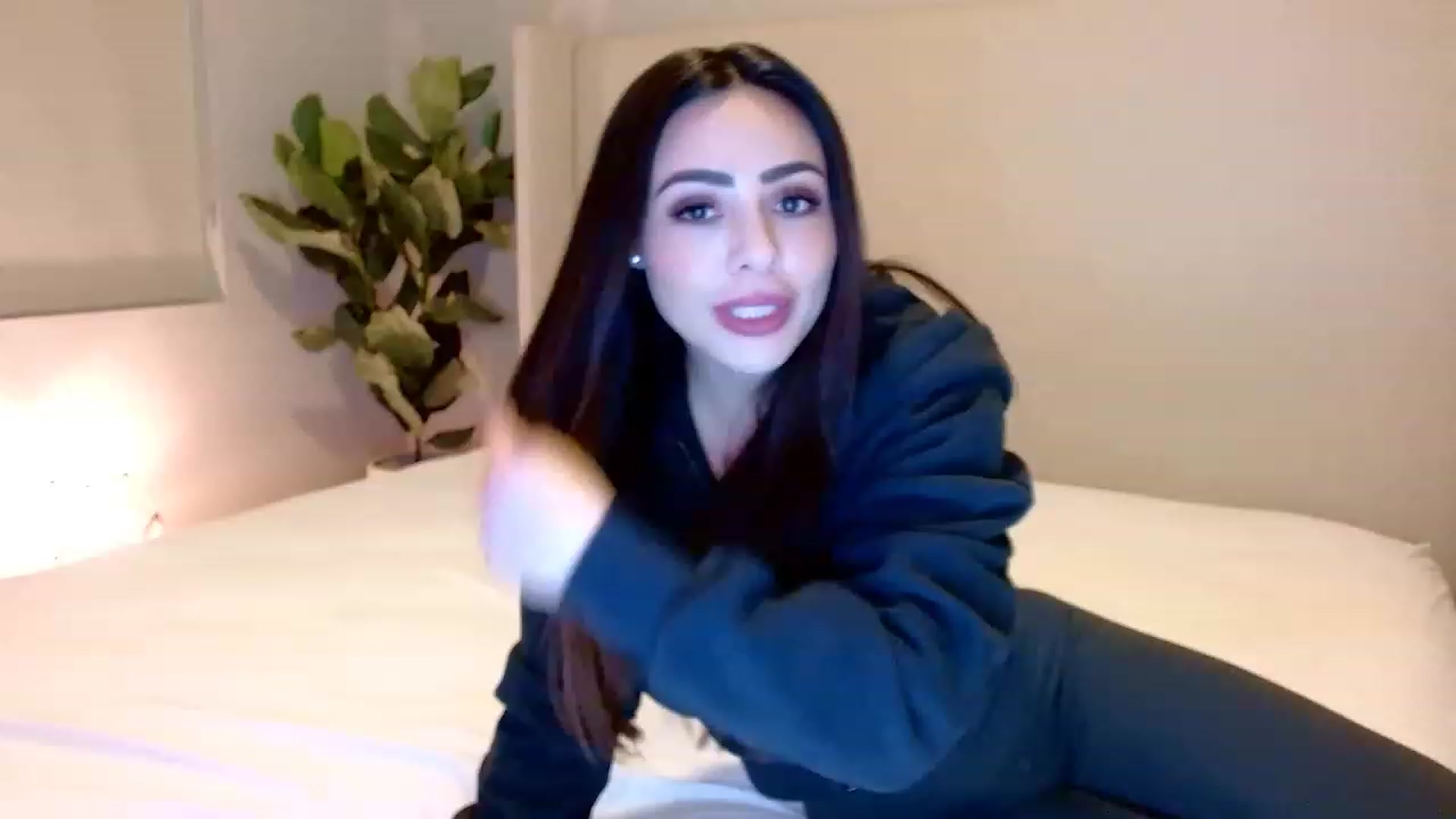 Gallery image thumbnail from Oliviabankss's myfreecams stream on, 02/17/2023, 08:19 image 17 of 20