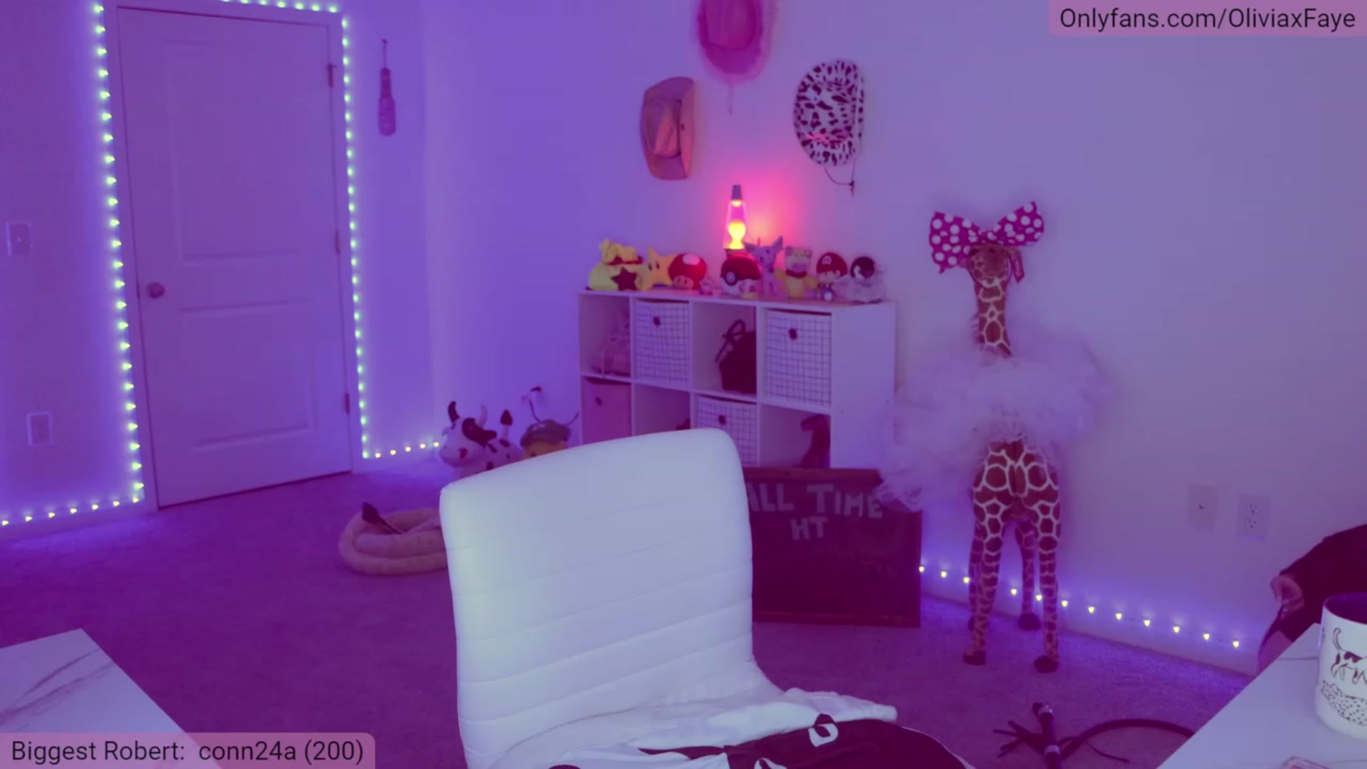 Gallery image thumbnail from OliviaxFaye's myfreecams stream on, 02/18/2023, 24:01 image 3 of 20