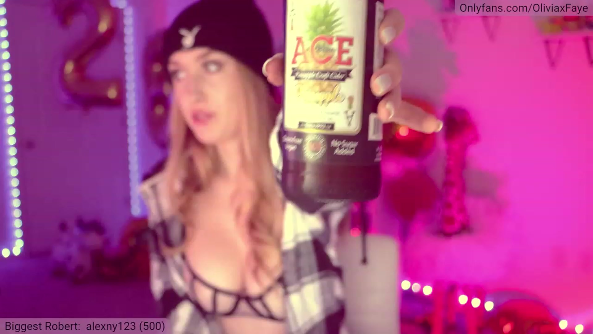 Gallery image thumbnail from OliviaxFaye's myfreecams stream on, 02/27/2023, 23:58 image 8 of 20