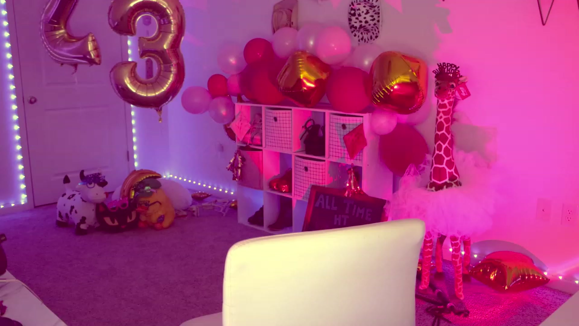 Gallery image thumbnail from OliviaxFaye's myfreecams stream on, 02/27/2023, 23:58 image 3 of 20