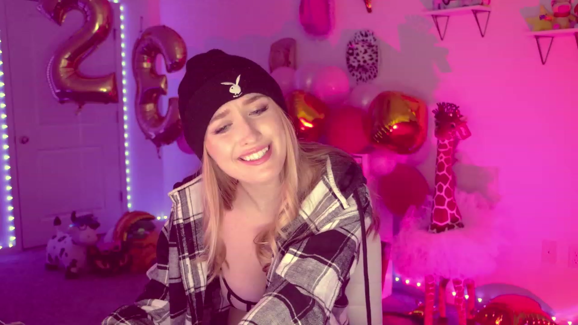 Gallery image thumbnail from OliviaxFaye's myfreecams stream on, 02/27/2023, 23:58 image 7 of 20