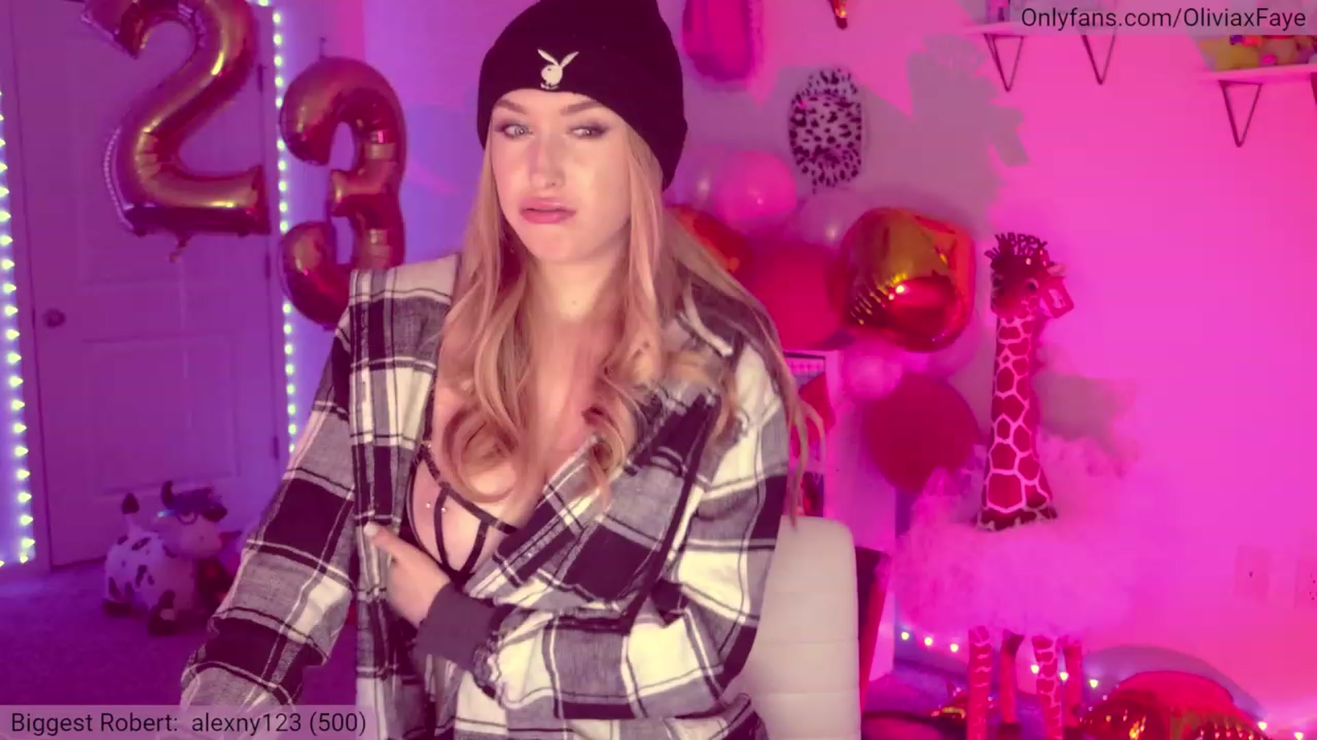 Gallery image thumbnail from OliviaxFaye's myfreecams stream on, 02/27/2023, 23:58 image 14 of 20