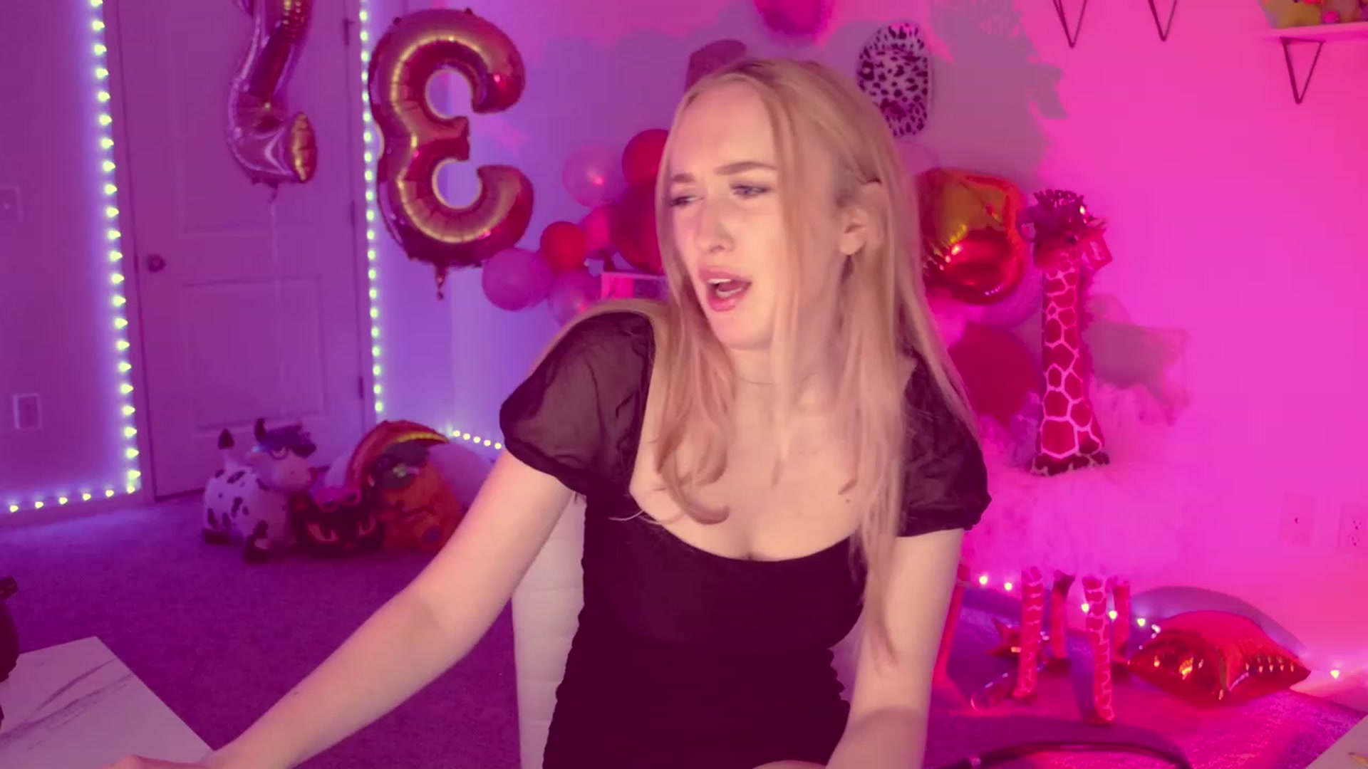 Gallery image thumbnail from OliviaxFaye's myfreecams stream on, 03/01/2023, 24:05 image 20 of 20