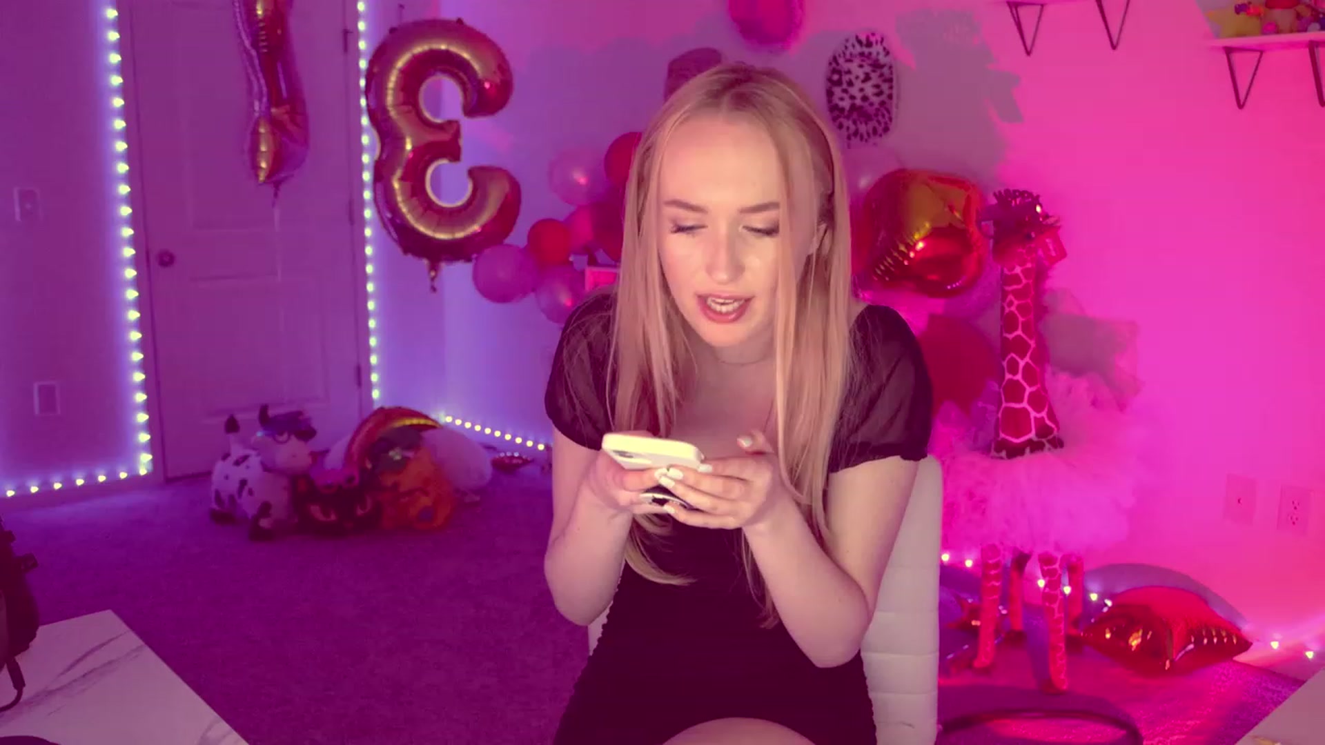 Gallery image thumbnail from OliviaxFaye's myfreecams stream on, 03/01/2023, 24:05 image 6 of 20