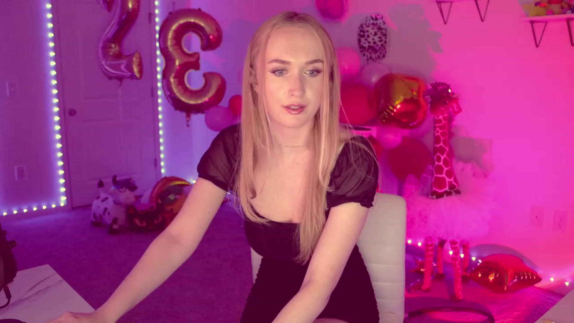 Gallery image thumbnail from OliviaxFaye's myfreecams stream on, 03/01/2023, 24:05 image 3 of 20