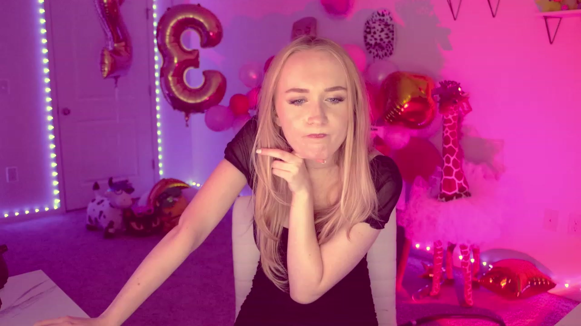 Gallery image thumbnail from OliviaxFaye's myfreecams stream on, 03/01/2023, 24:05 image 10 of 20