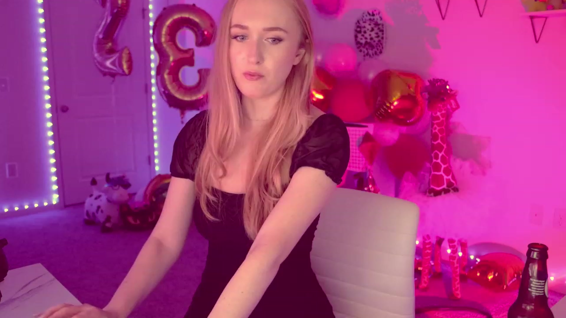 Gallery image thumbnail from OliviaxFaye's myfreecams stream on, 03/01/2023, 24:05 image 15 of 20