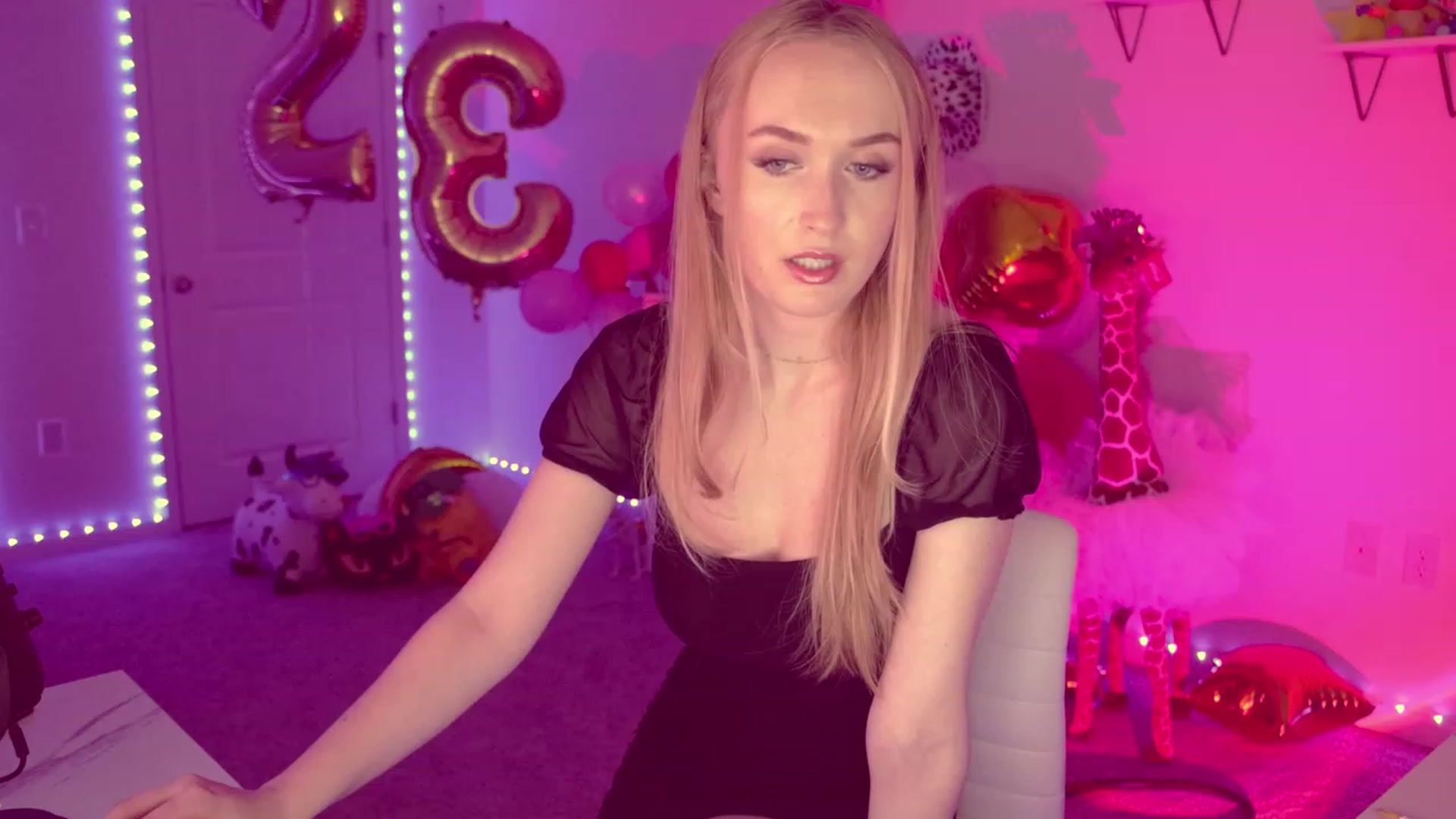 Gallery image thumbnail from OliviaxFaye's myfreecams stream on, 03/01/2023, 24:05 image 1 of 20