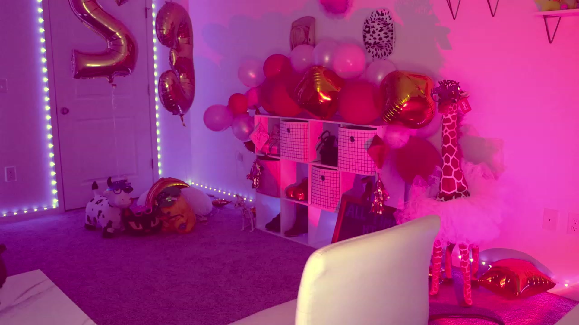 Gallery image thumbnail from OliviaxFaye's myfreecams stream on, 03/01/2023, 24:05 image 12 of 20