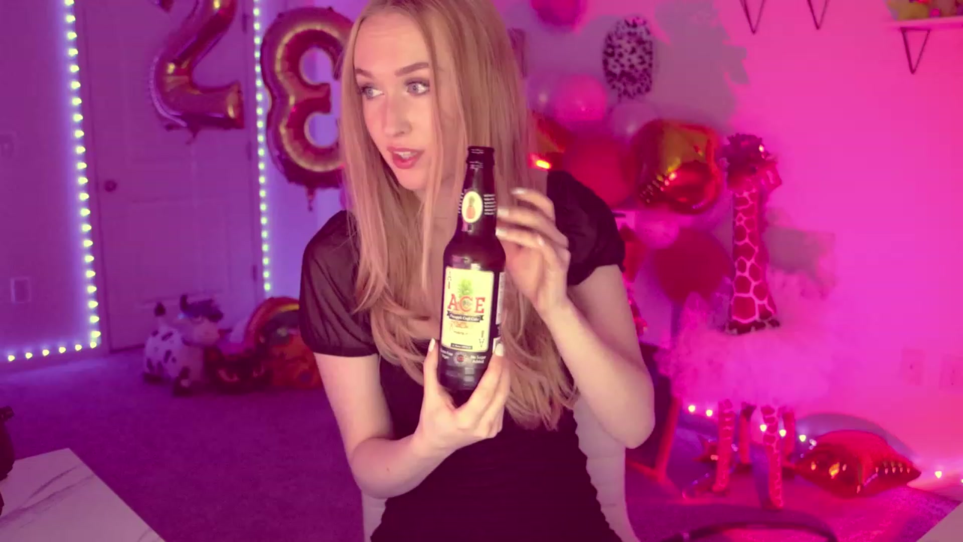 Gallery image thumbnail from OliviaxFaye's myfreecams stream on, 03/01/2023, 24:05 image 14 of 20