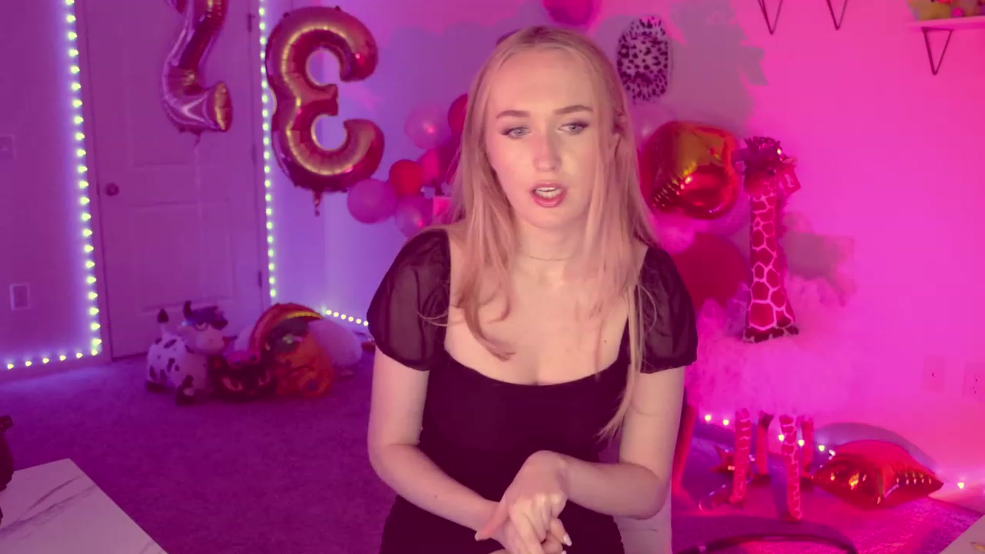 Gallery image thumbnail from OliviaxFaye's myfreecams stream on, 03/01/2023, 24:05 image 19 of 20