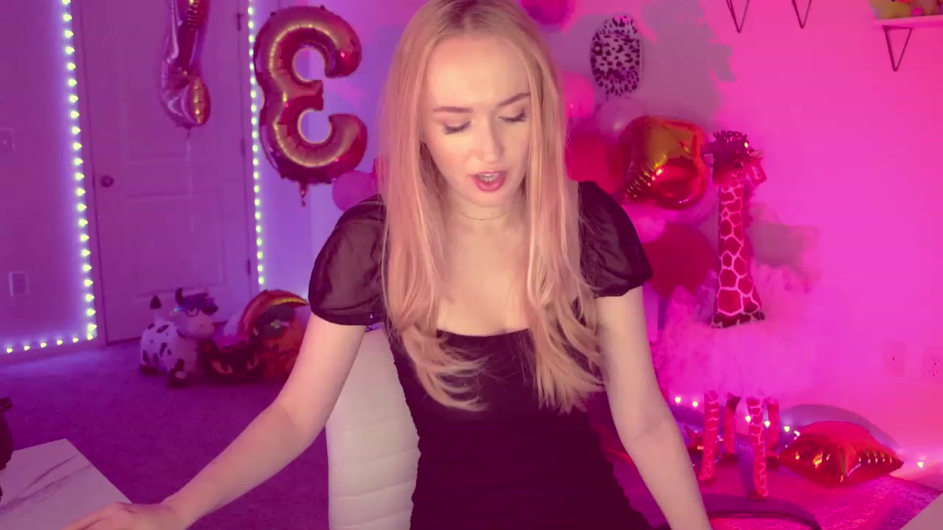Gallery image thumbnail from OliviaxFaye's myfreecams stream on, 03/01/2023, 24:05 image 11 of 20