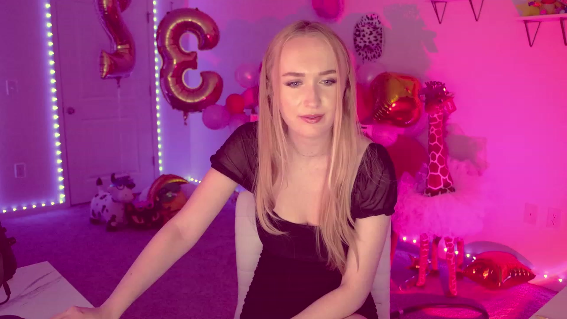 Gallery image thumbnail from OliviaxFaye's myfreecams stream on, 03/01/2023, 24:05 image 5 of 20