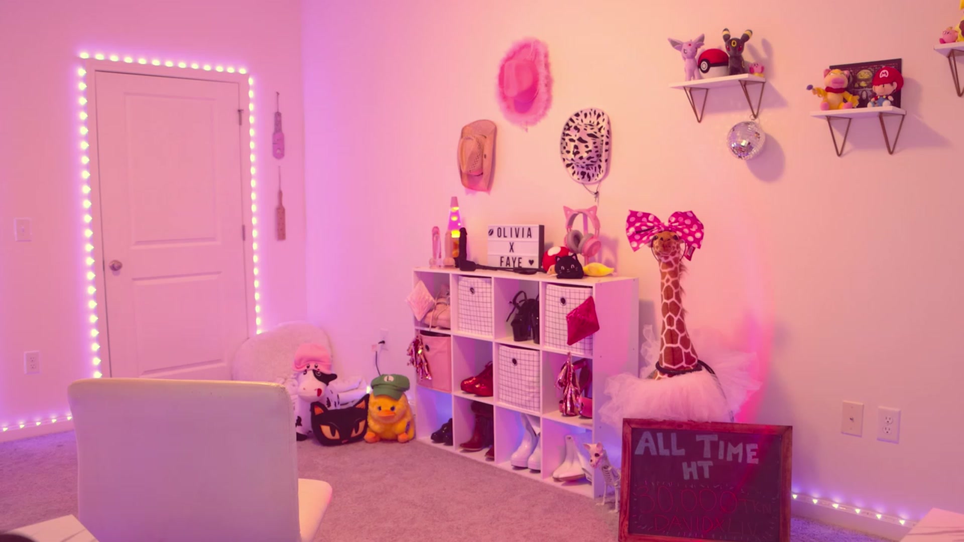 Gallery image thumbnail from OliviaxFaye's myfreecams stream on, 03/31/2023, 04:54 image 3 of 20