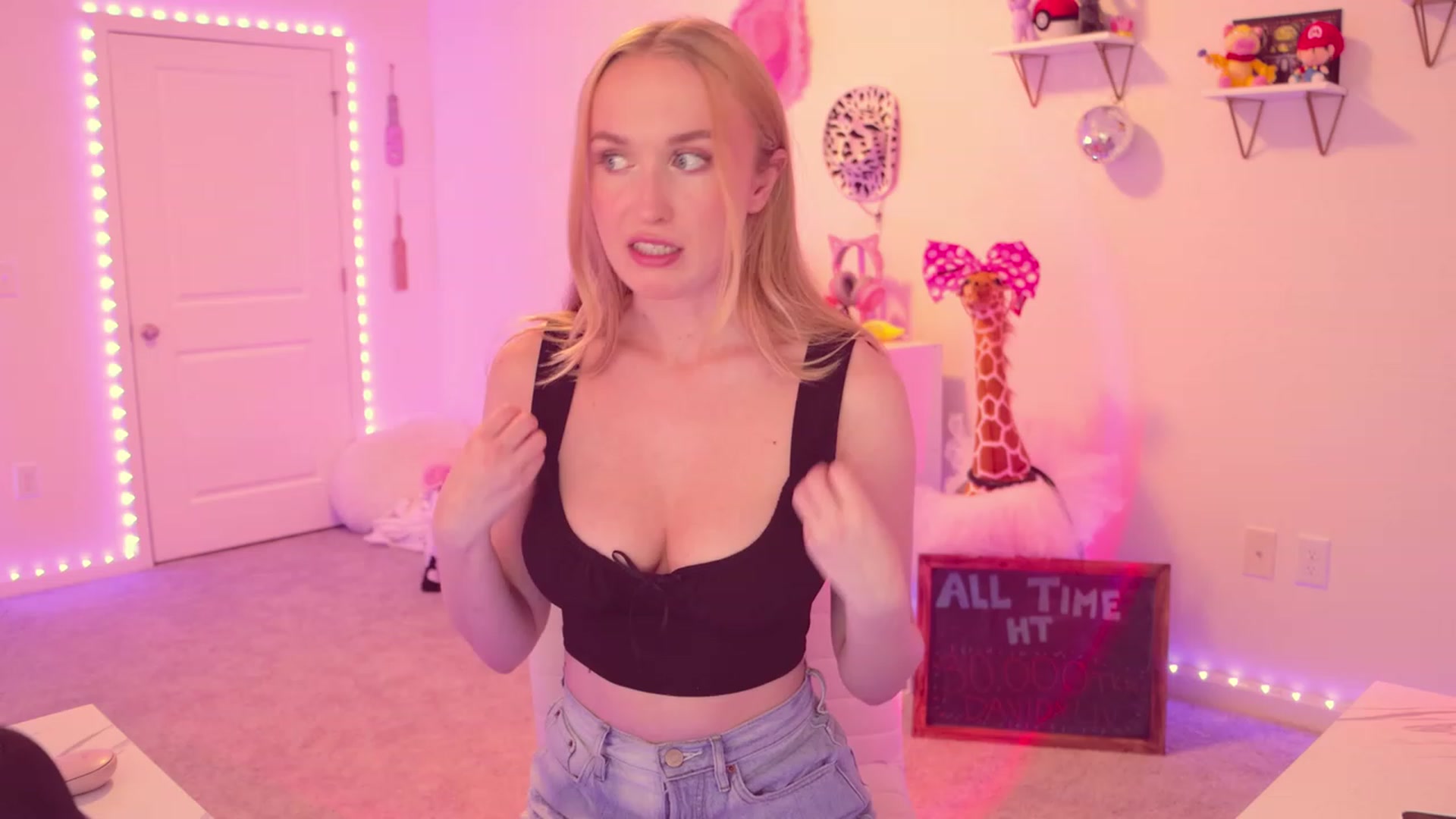 Gallery image thumbnail from OliviaxFaye's myfreecams stream on, 03/31/2023, 04:54 image 5 of 20