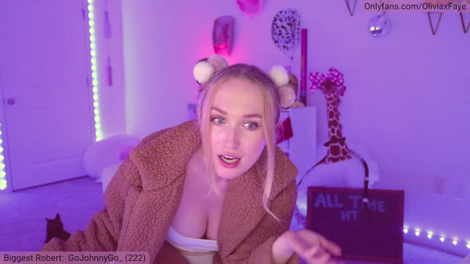 Gallery image thumbnail from OliviaxFaye's myfreecams stream on, 04/01/2023, 05:32 image 7 of 20
