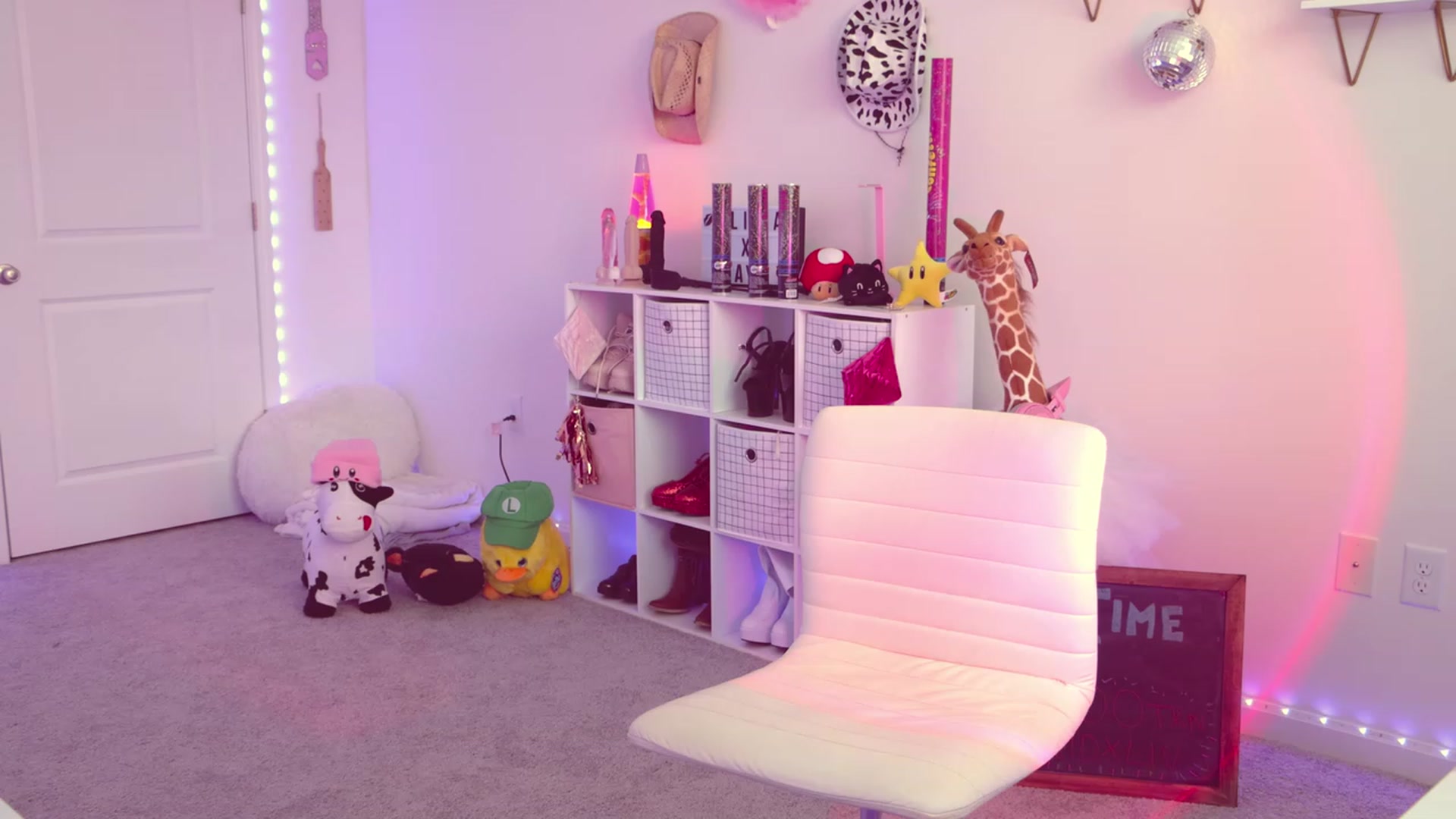 Gallery image thumbnail from OliviaxFaye's myfreecams stream on, 04/06/2023, 24:03 image 5 of 20