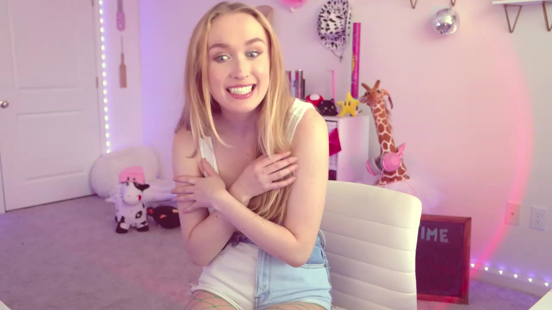 Gallery image thumbnail from OliviaxFaye's myfreecams stream on, 04/06/2023, 24:03 image 4 of 20
