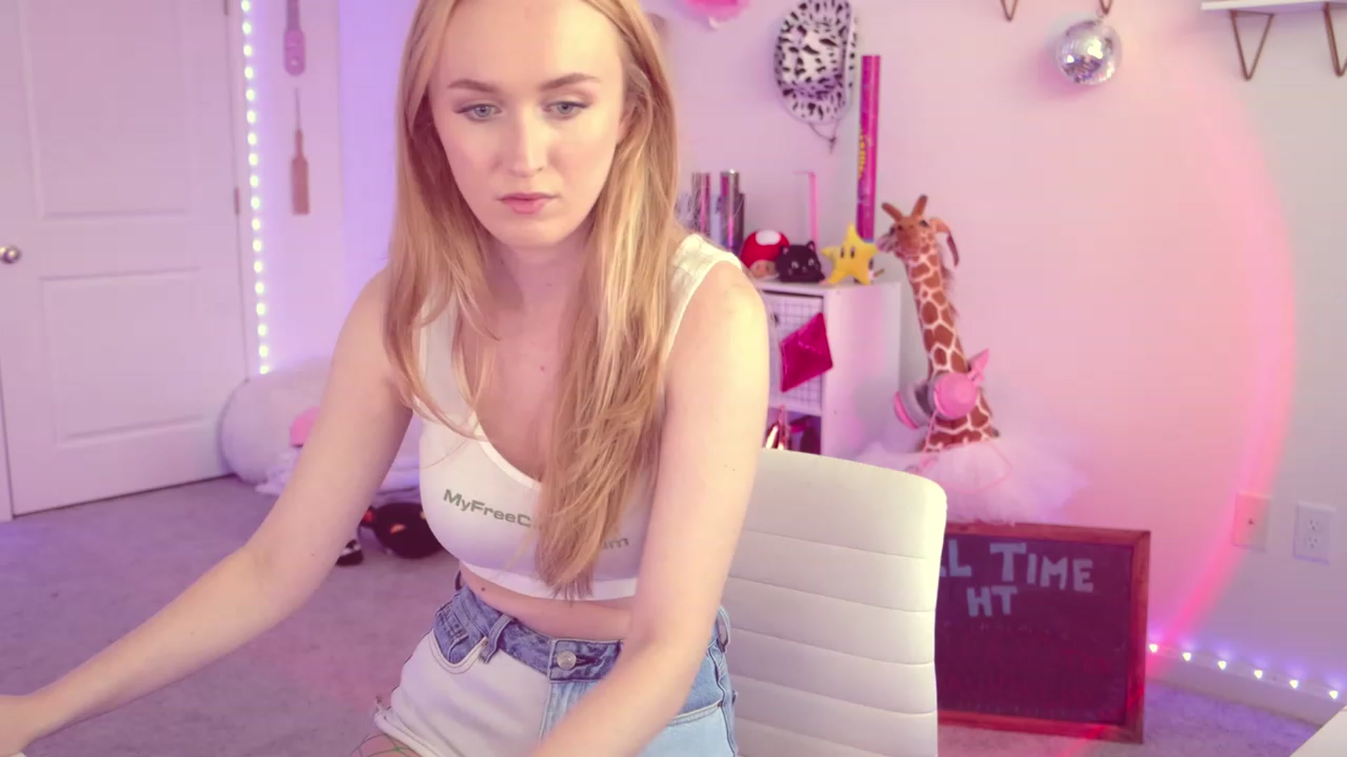 Gallery image thumbnail from OliviaxFaye's myfreecams stream on, 04/06/2023, 24:03 image 6 of 20