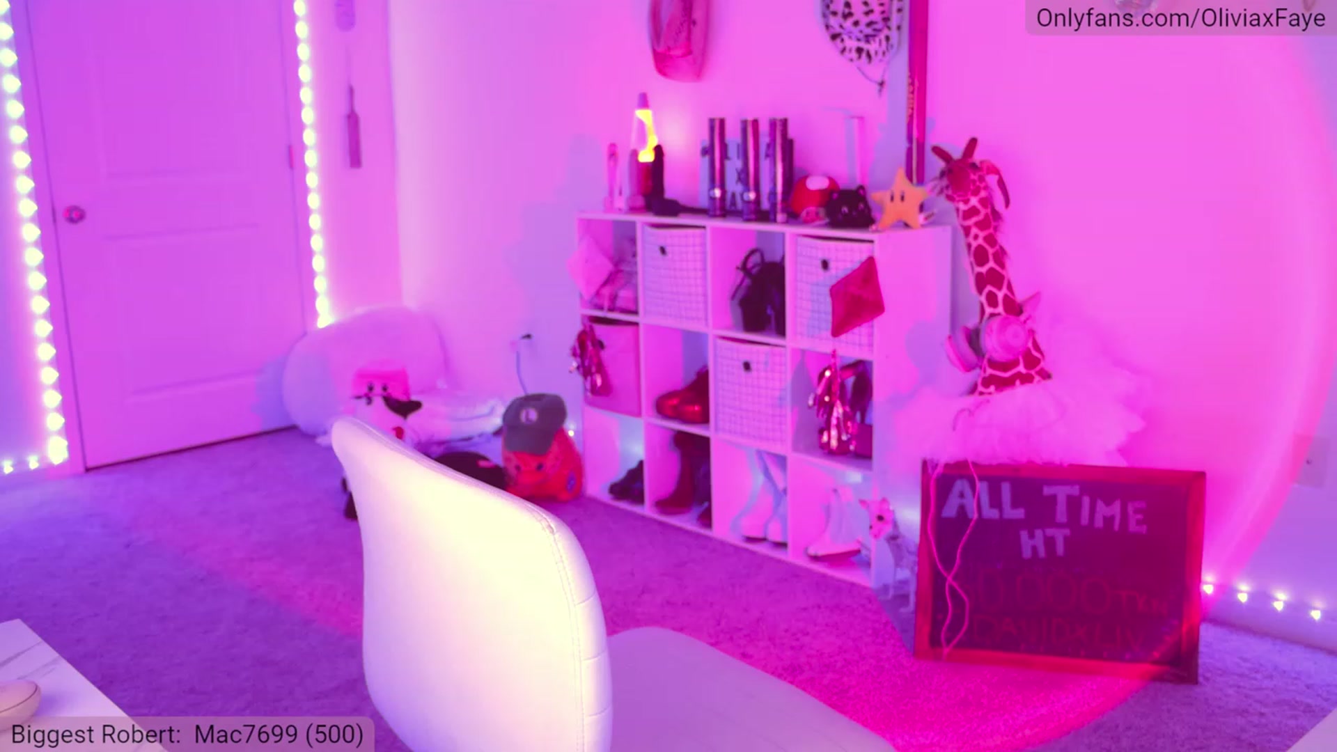 Gallery image thumbnail from OliviaxFaye's myfreecams stream on, 04/06/2023, 24:30 image 14 of 20
