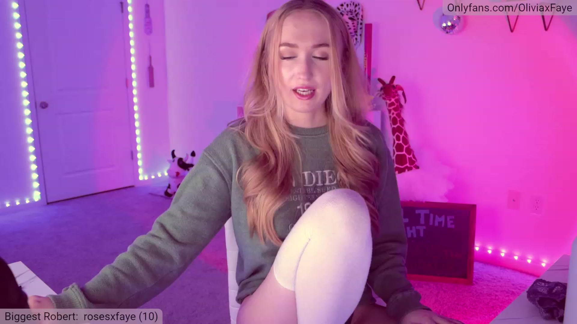 Gallery image thumbnail from OliviaxFaye's myfreecams stream on, 04/23/2023, 05:33 image 1 of 20