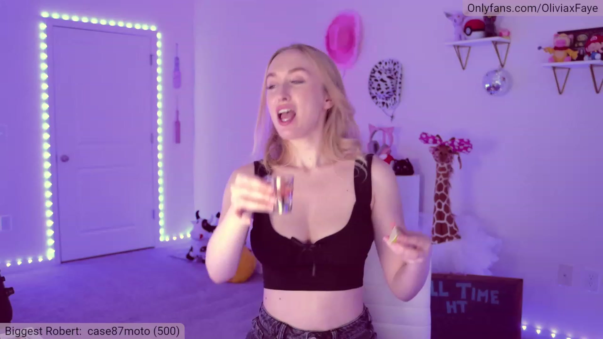 Gallery image thumbnail from OliviaxFaye's myfreecams stream on, 04/27/2023, 24:00 image 18 of 20