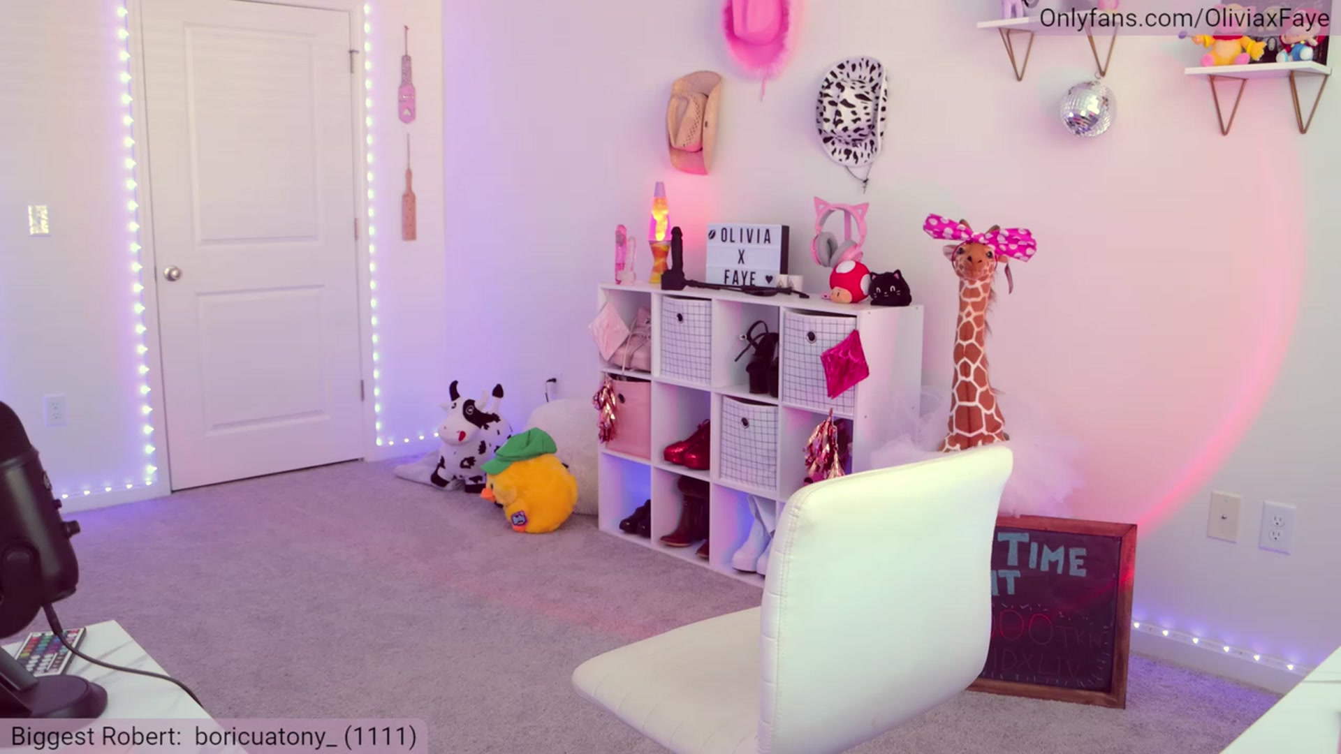 Gallery image thumbnail from OliviaxFaye's myfreecams stream on, 04/29/2023, 24:00 image 7 of 20