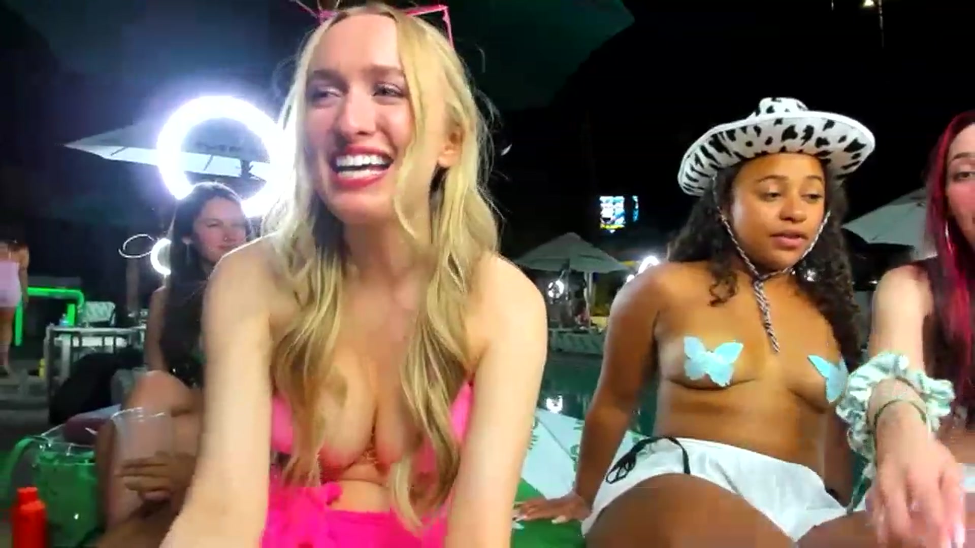 Gallery image thumbnail from OliviaxFaye's myfreecams stream on, 05/24/2023, 08:26 image 13 of 20