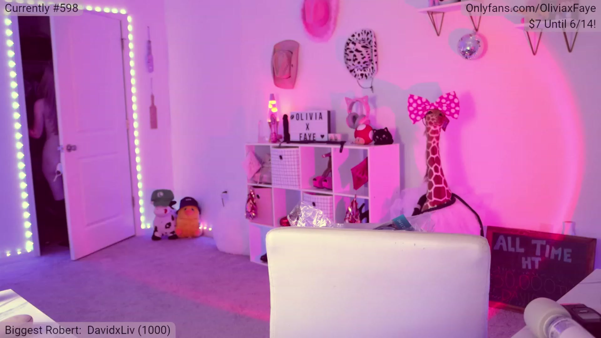 Gallery image thumbnail from OliviaxFaye's myfreecams stream on, 06/10/2023, 04:04 image 10 of 20