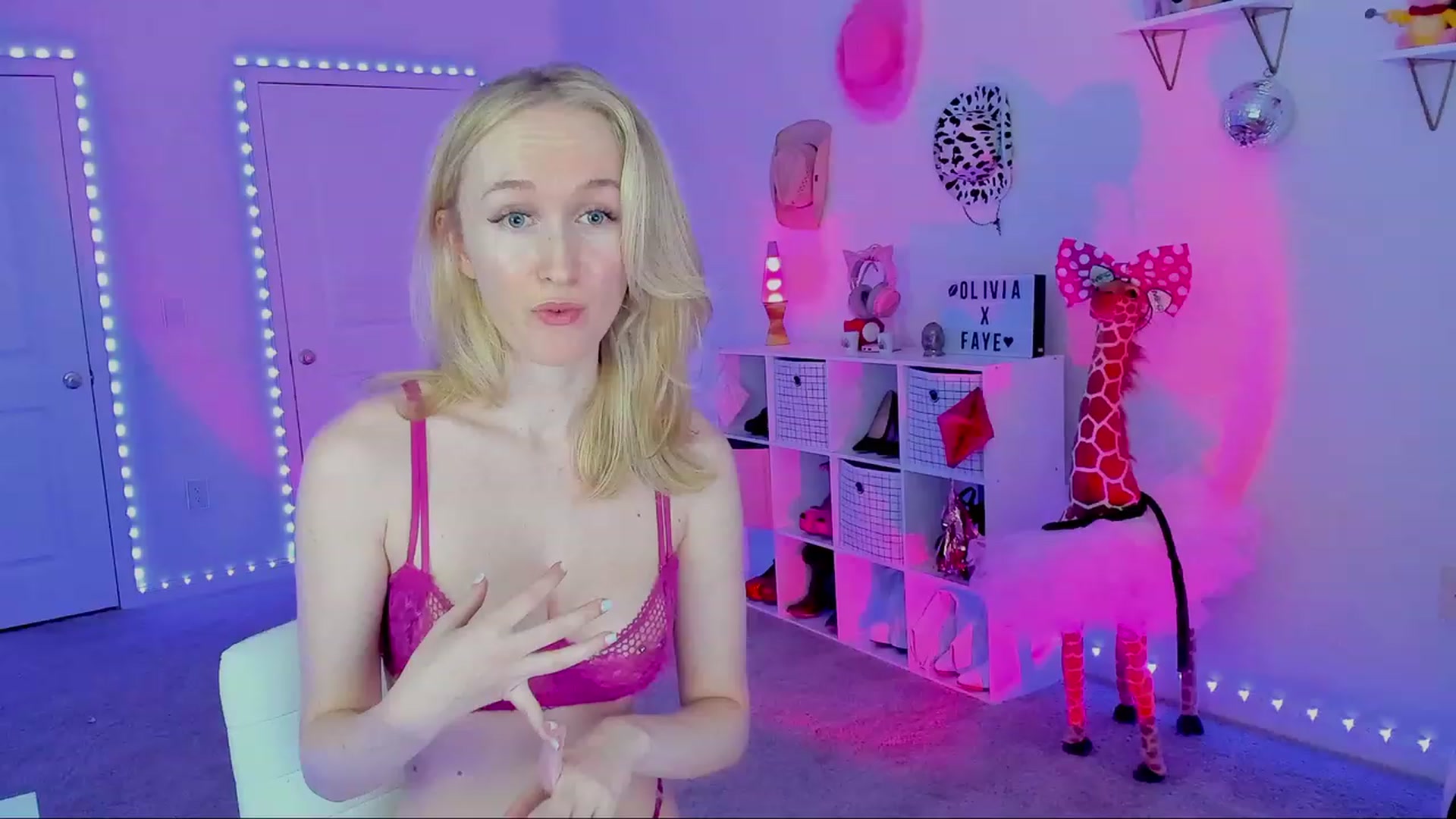 Gallery image thumbnail from OliviaxFaye's myfreecams stream on, 10/03/2023, 03:57 image 1 of 20