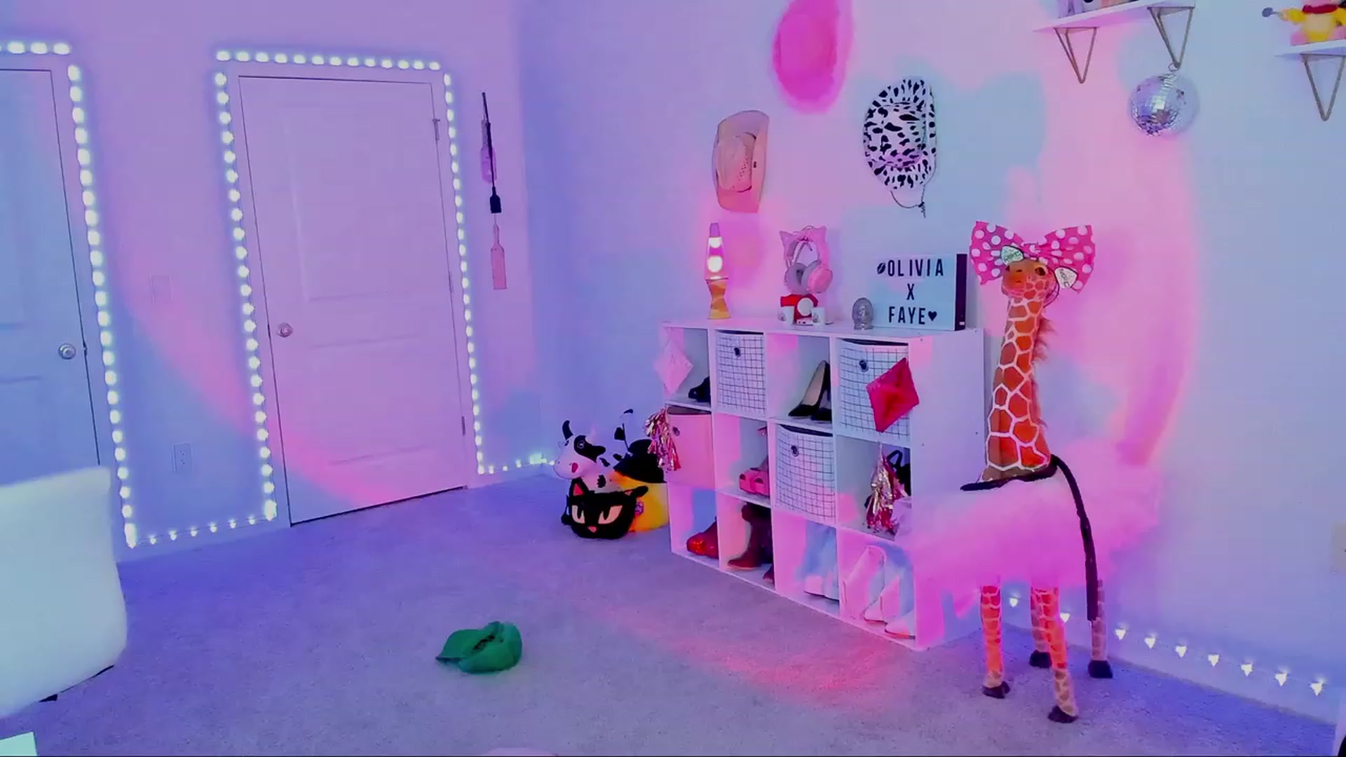 Gallery image thumbnail from OliviaxFaye's myfreecams stream on, 10/03/2023, 03:57 image 14 of 20