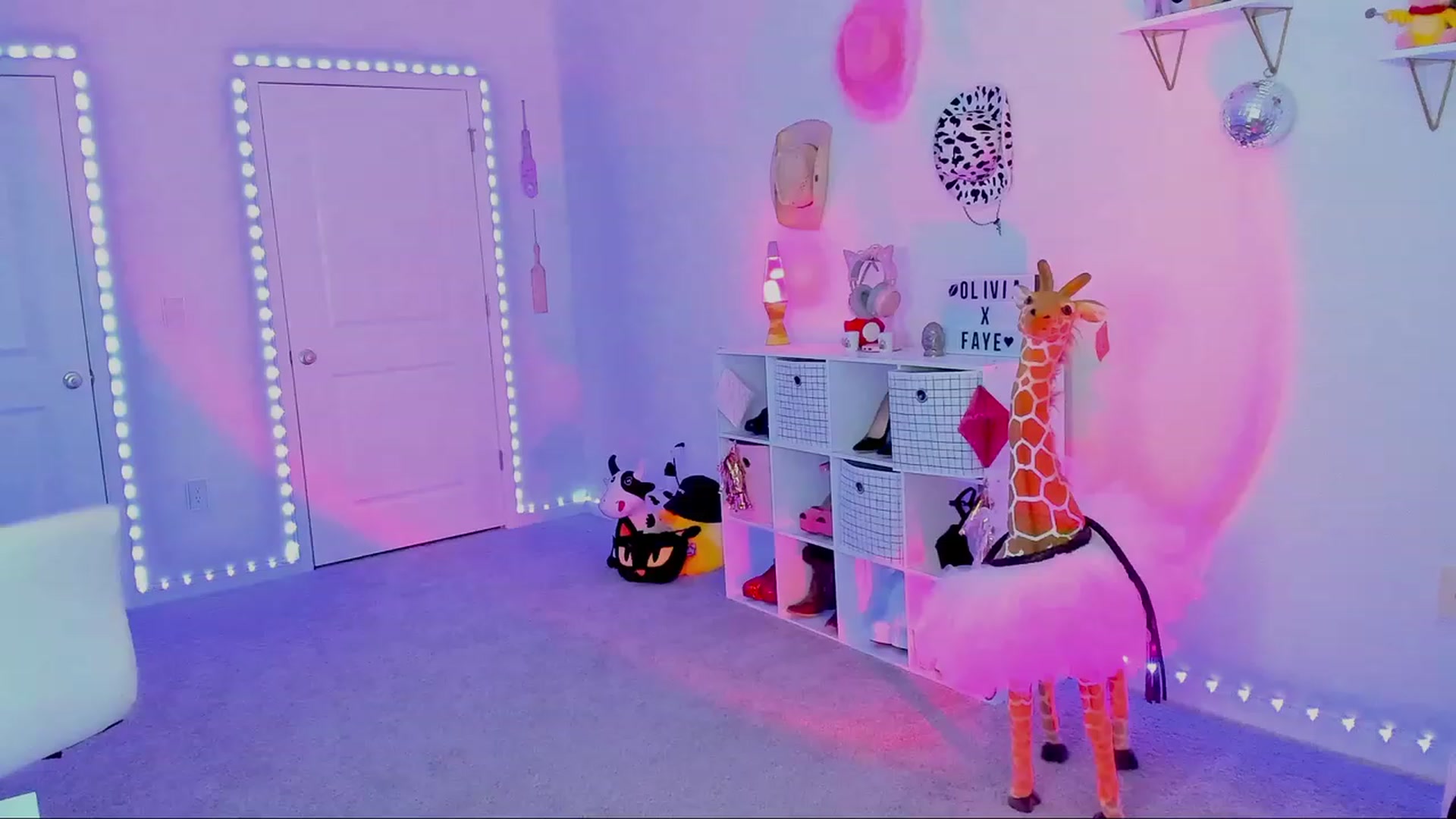 Gallery image thumbnail from OliviaxFaye's myfreecams stream on, 10/03/2023, 03:57 image 17 of 20