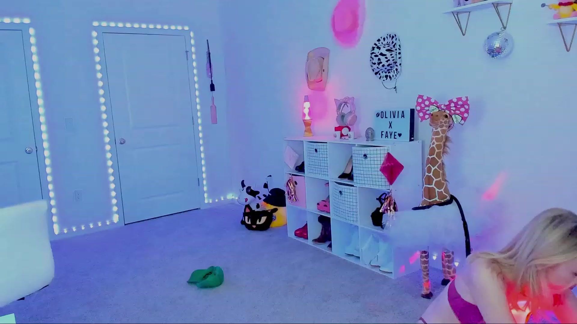 Gallery image thumbnail from OliviaxFaye's myfreecams stream on, 10/03/2023, 03:57 image 15 of 20