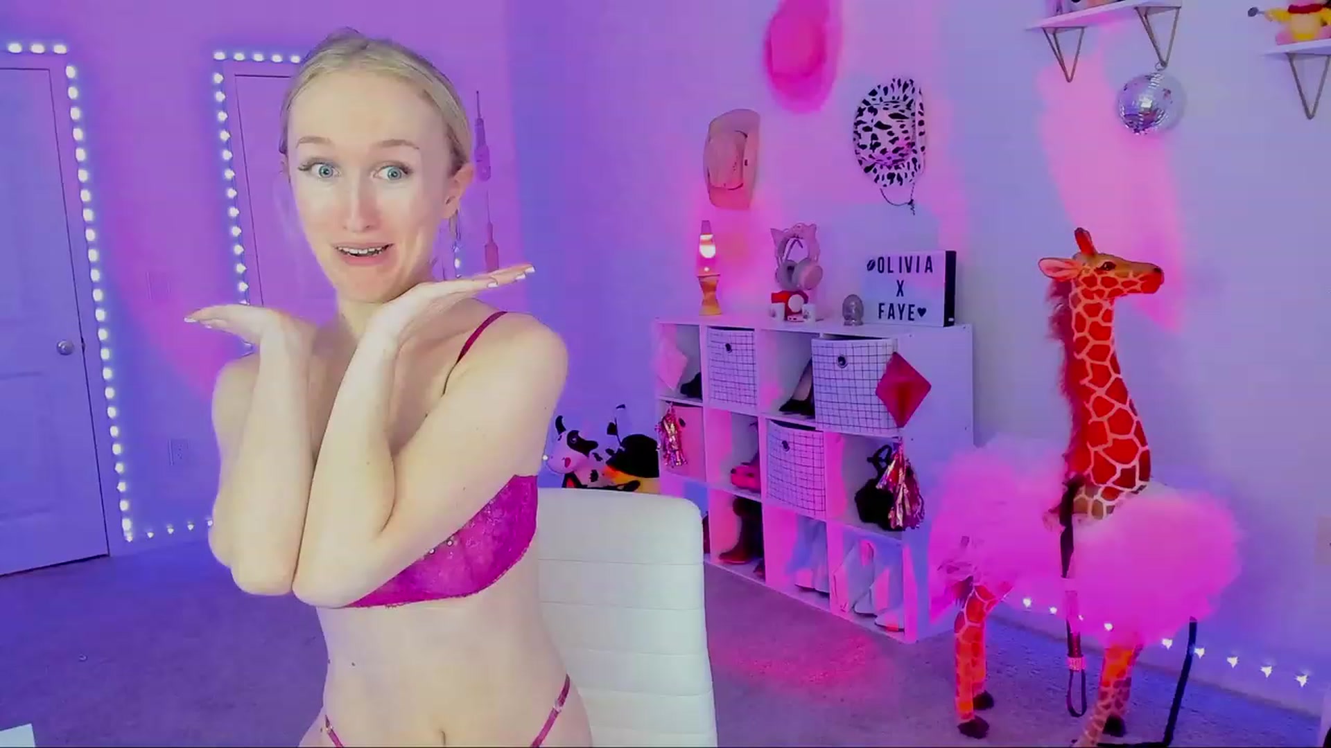 Gallery image thumbnail from OliviaxFaye's myfreecams stream on, 10/03/2023, 04:23 image 2 of 20
