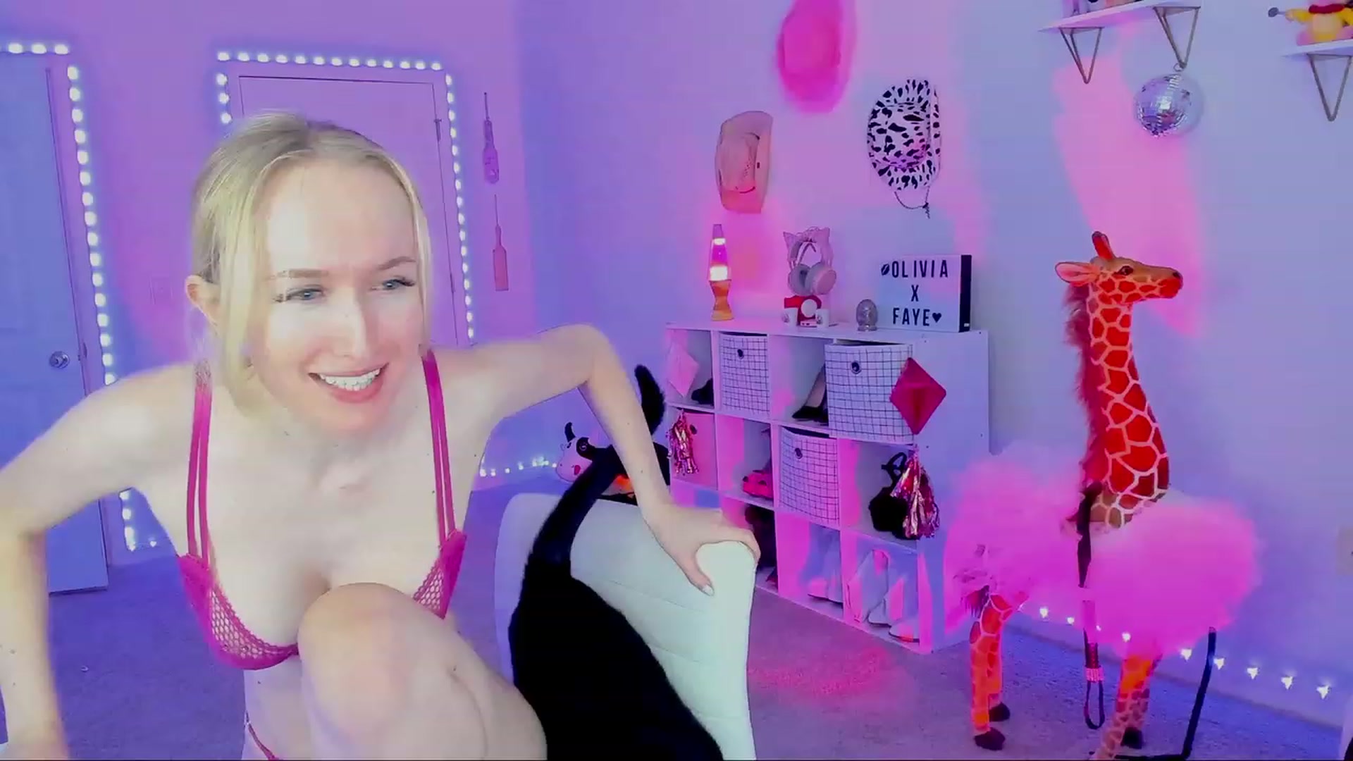 Gallery image thumbnail from OliviaxFaye's myfreecams stream on, 10/03/2023, 04:23 image 3 of 20