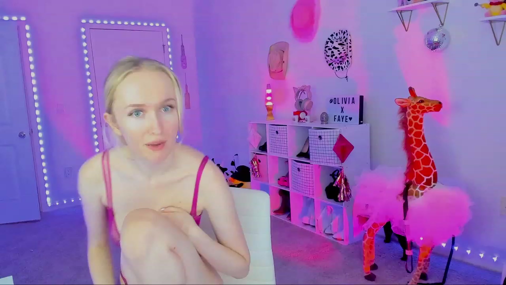 Gallery image thumbnail from OliviaxFaye's myfreecams stream on, 10/03/2023, 04:23 image 6 of 20