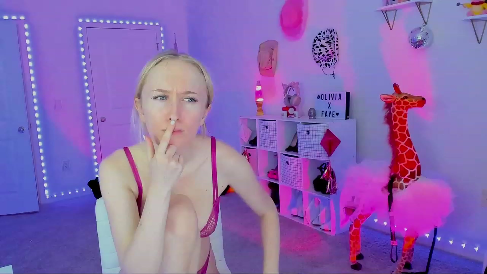 Gallery image thumbnail from OliviaxFaye's myfreecams stream on, 10/03/2023, 04:23 image 15 of 20