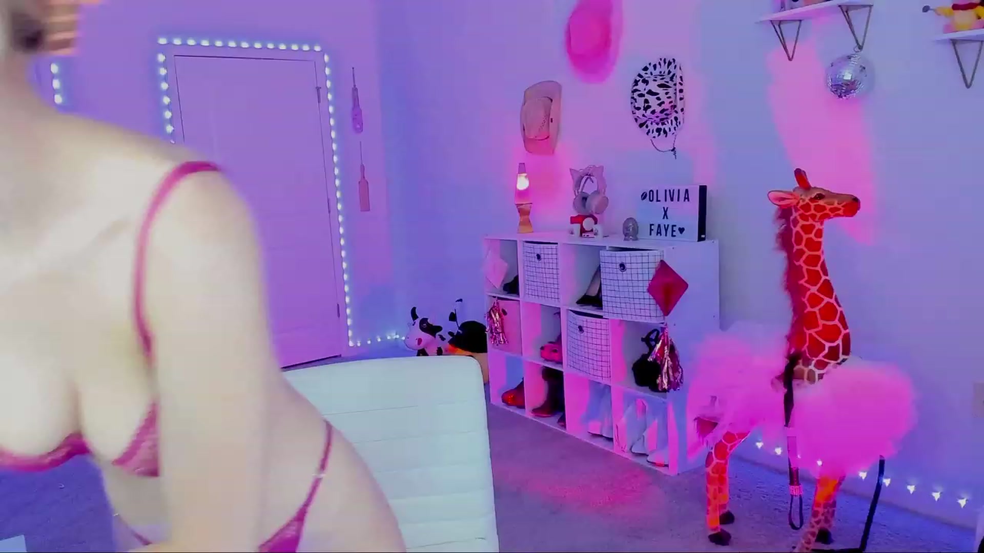 Gallery image thumbnail from OliviaxFaye's myfreecams stream on, 10/03/2023, 04:23 image 9 of 20