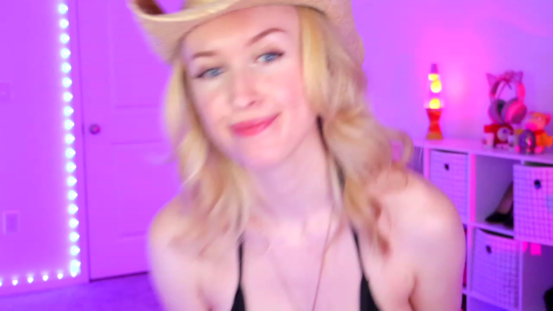 Gallery image thumbnail from OliviaxFaye's myfreecams stream on, 10/05/2023, 04:48 image 13 of 20