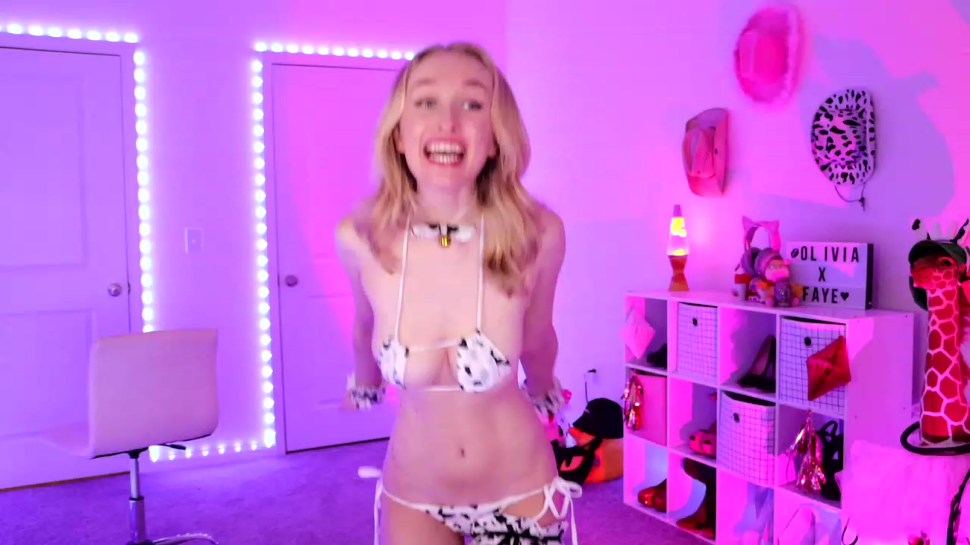 Gallery image thumbnail from OliviaxFaye's myfreecams stream on, 10/07/2023, 05:05 image 19 of 20