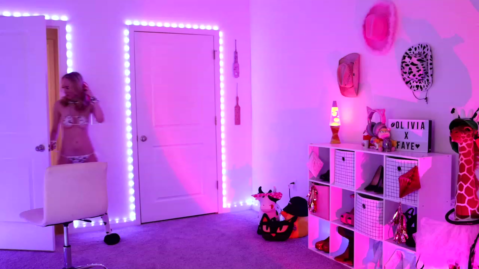 Gallery image thumbnail from OliviaxFaye's myfreecams stream on, 10/07/2023, 05:05 image 17 of 20
