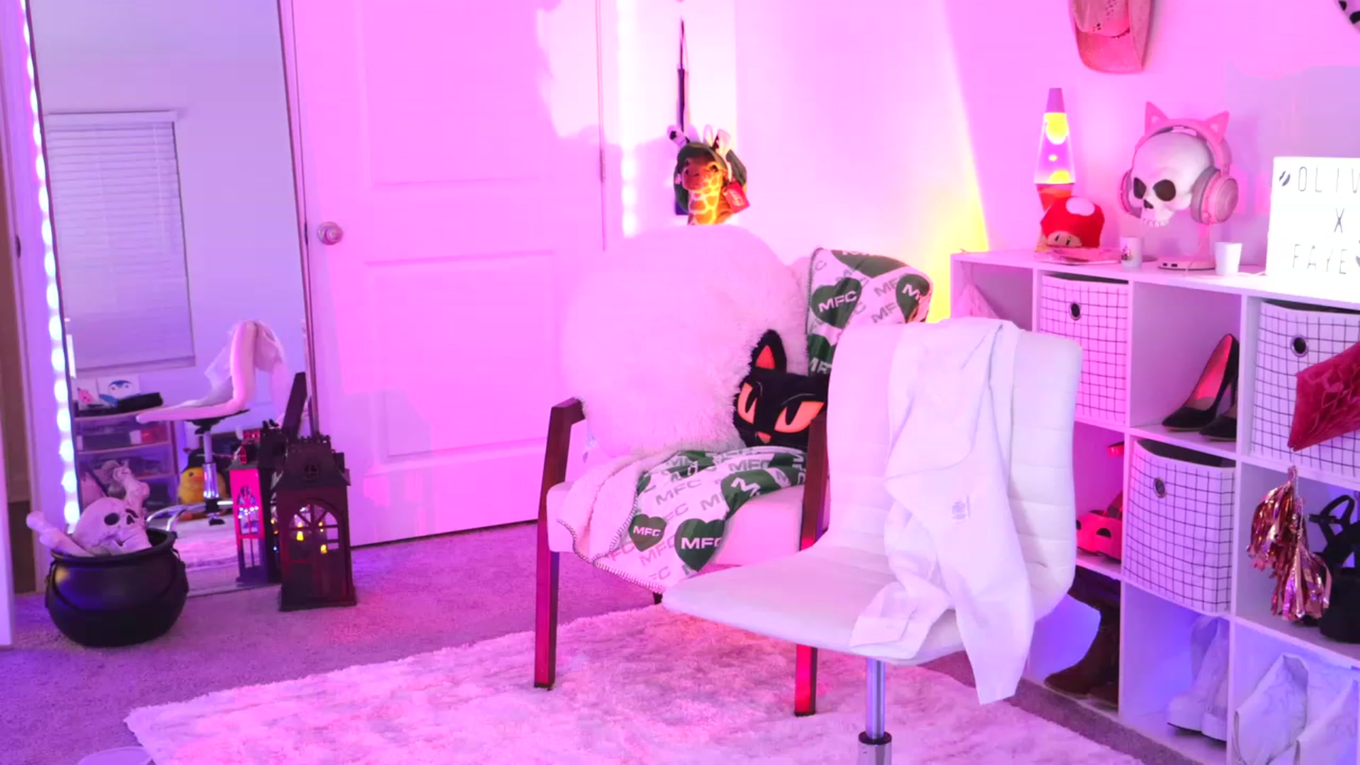 Gallery image thumbnail from OliviaxFaye's myfreecams stream on, 10/08/2023, 04:08 image 10 of 20